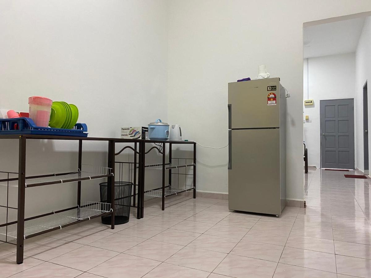Cempaka Homestay Parit Raja Exterior foto